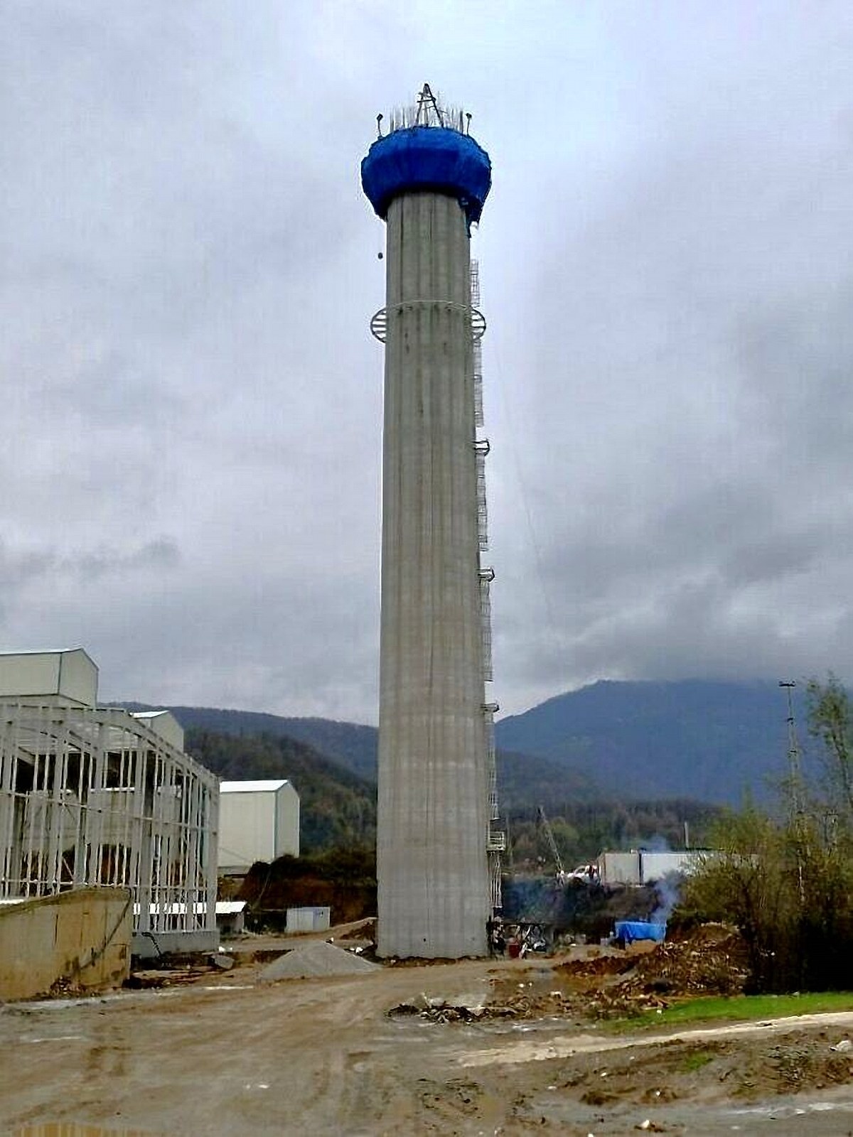 Düzce Cam – Железобетонная дымовая труба завода Düzce OSB (95 м)